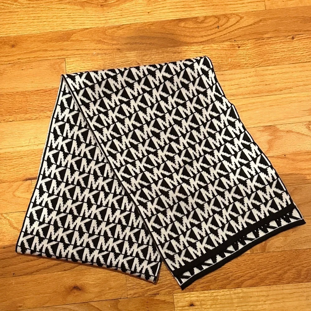 Like New! Michael Kors Black and White Logo Scarf